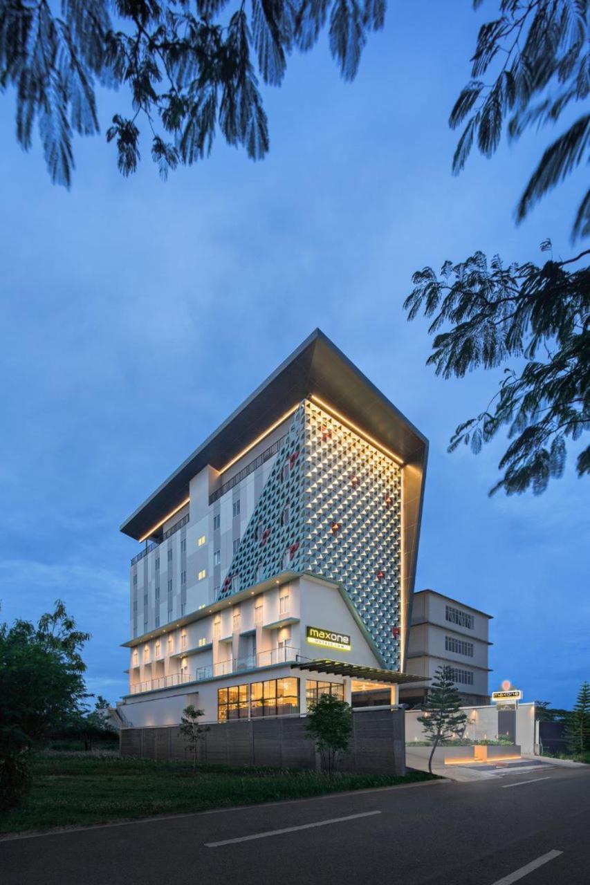 Maxonehotels At Kota Harapan Indah-Bekasi Kültér fotó
